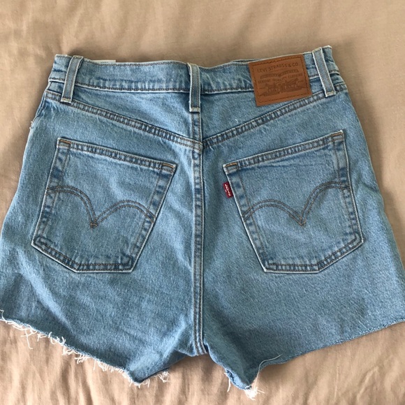 Levi’s Ribcage Jean Shorts🫐 - Picture 3 of 4